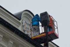 Na ścianę dawnego ratusza wrócił herb Białej. Ma litery ze złota płatkowego