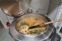 Bigos dla głodnych mieszkańców. Piękna akcja na bielskim osiedlu