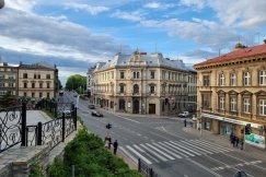 Kolizja powietrzna w centrum Bielska-Białej. Dron rozbił się na zabytkowej kamienicy