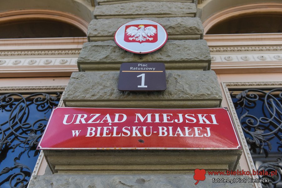 Akcja naklejkowa w Urzędzie Miejskim w Bielsku-Białej. Ostatni gasi światło!
