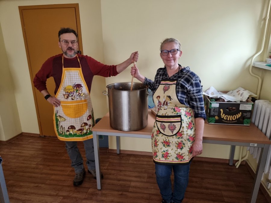 Nakarmili mieszkańców bigosem. Konkretny posiłek w 50-litrowych garach ZDJĘCIA