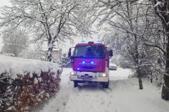 W Bielsku-Białej połamane drzewa i awarie prądu. Trzy brygady ręczne odśnieżają chodniki - foto