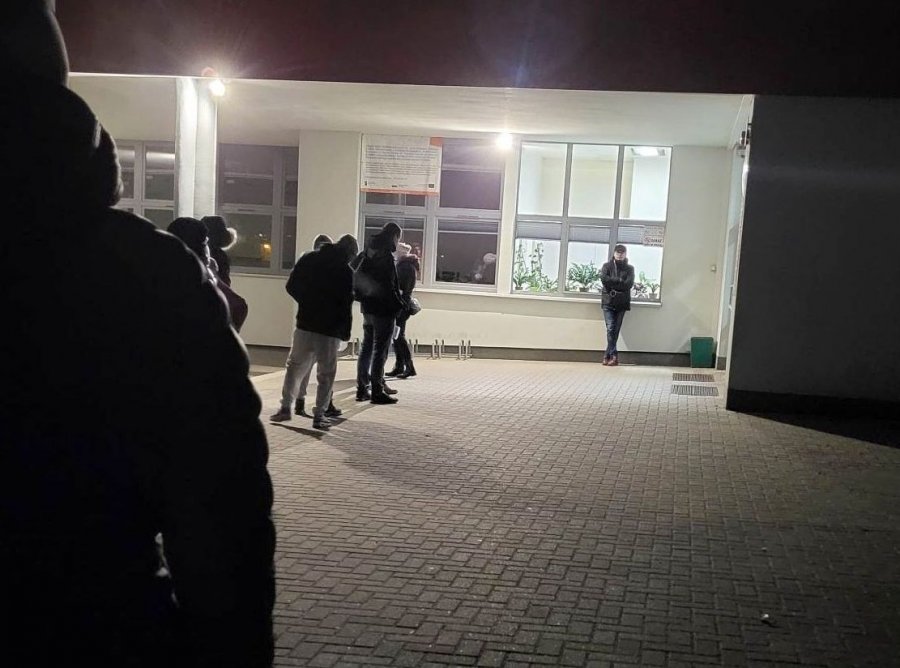 Rodzice stoją w kolejce od wczesnego rana. Będą zimowiska w niektórych bielskich szkołach - foto