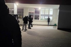 Rodzice stoją w kolejce od wczesnego rana. Będą zimowiska w niektórych bielskich szkołach - foto