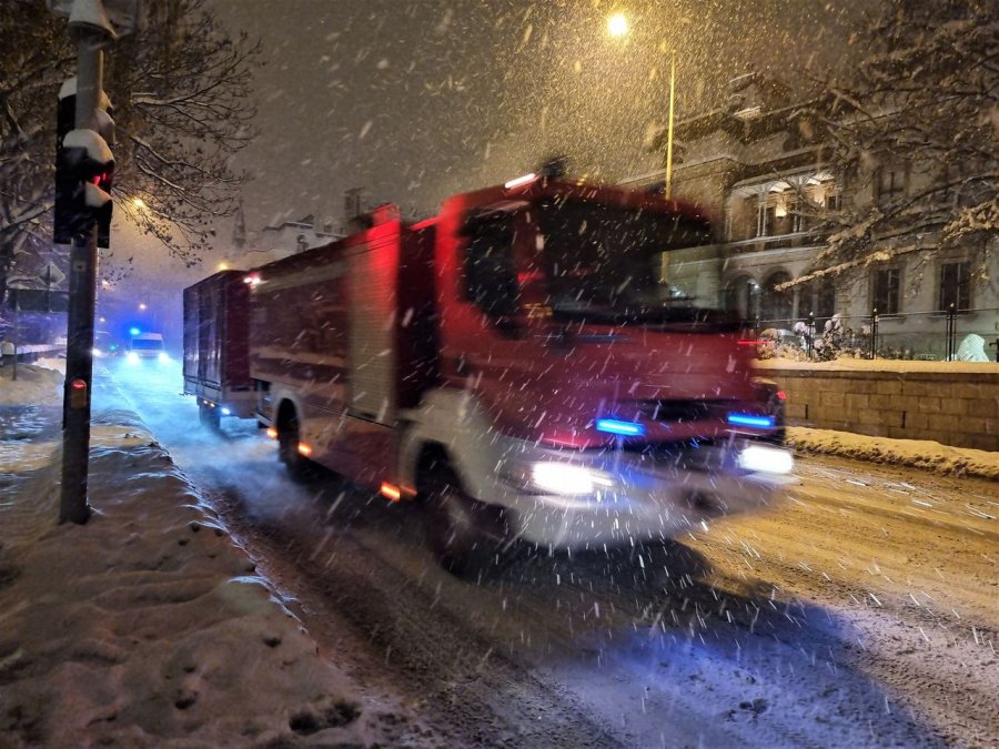 Wypadek na przejeździe kolejowym. Samochód zderzył się z lokomotywą
