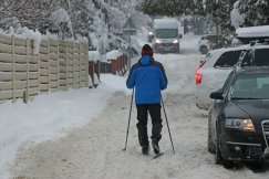 Jeździ do pracy na nartach biegowych. Inni utknęli w ulicznych zaspach - foto