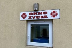 Noworodek w oknie życia w Bielsku-Białej. Był opatulony w kocyk