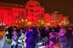 Zapach imbiru, przypraw i grzanego wina. Tłumy już świętują na Rynku! PROGRAM
