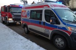 Pod naporem śniegu zarwała się część dachu. Ewakuacja mieszkańców