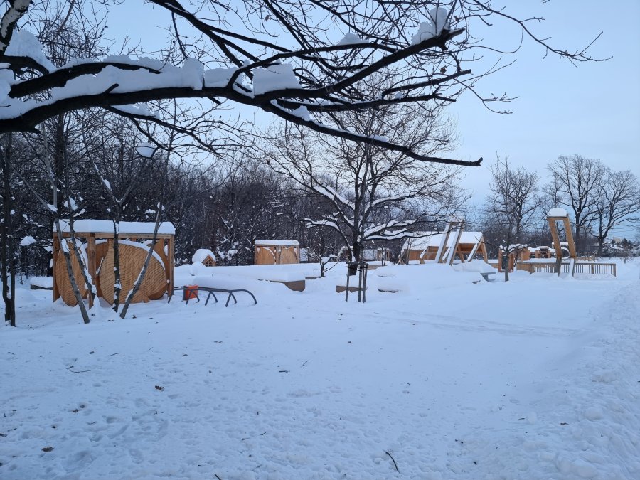 Nowe konstrukcje uległy zawaleniu. Nie wytrzymały naporu śniegu - foto
