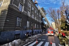 Z dachu budynku spadła bryła lodu. Dwie nastolatki odwiezione do szpitali - foto OŚWIADCZENIE