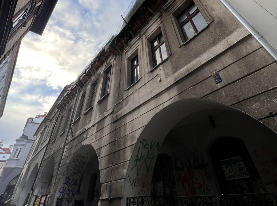 Na starówce tragedia wisiała w powietrzu. Metalowa konstrukcja runęła na ulicę - foto