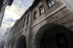 Na starówce tragedia wisiała w powietrzu. Metalowa konstrukcja runęła na ulicę - foto