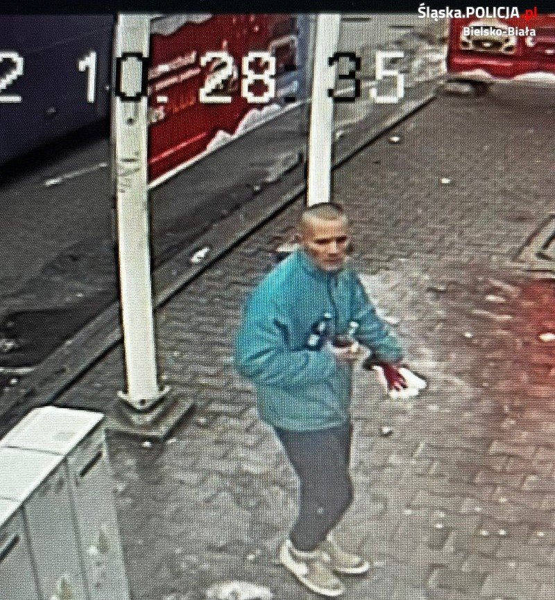 W Wigilię dokonał kradzieży rozbójniczej. Poszukiwany z kółkiem na głowie FOTO