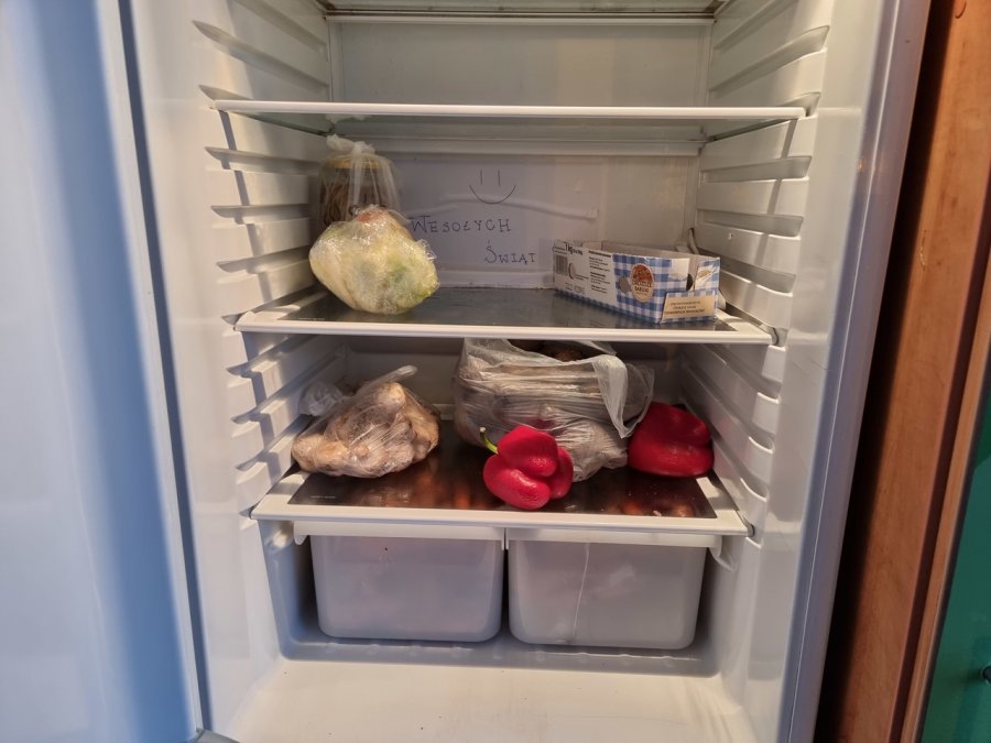 Duży ruch przy ulicznych lodówkach. Ze świątecznych potraw skorzystać może każdy - foto