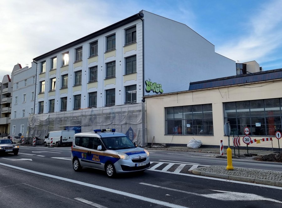 Dewastacja w trakcie modernizacji. Wandale wspięli się na dach sąsiedniego budynku - foto