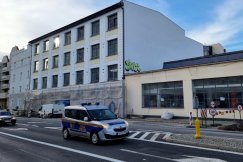 Dewastacja w trakcie modernizacji. Wandale wspięli się na dach sąsiedniego budynku - foto