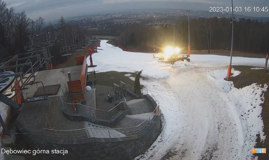 Nieczynny stok na Dębowcu. Ratrak rozgarnia śnieg, jutro ma być otwarte - foto