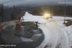 Nieczynny stok na Dębowcu. Ratrak rozgarnia śnieg, jutro ma być otwarte - foto