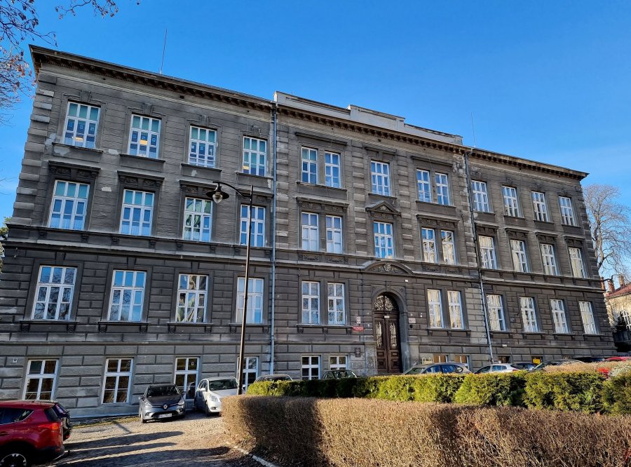Remont dachu zabytkowej szkoły dobiega końca. Potrzebne były dodatkowe środki - foto