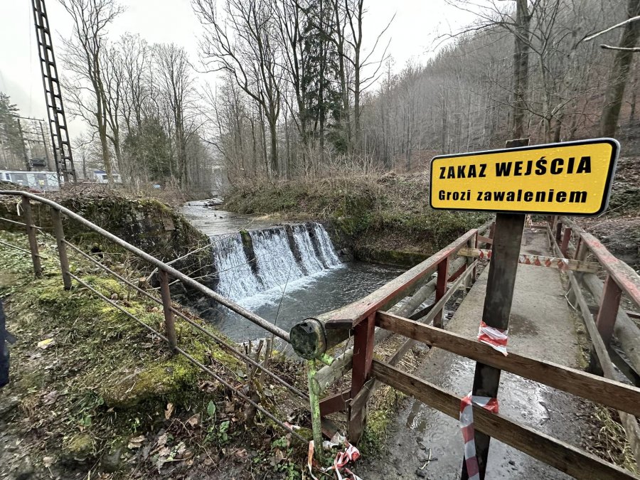 Mostek grozi zawaleniem. Potrzebna interwencja rządowa do odbudowy kładki? - foto