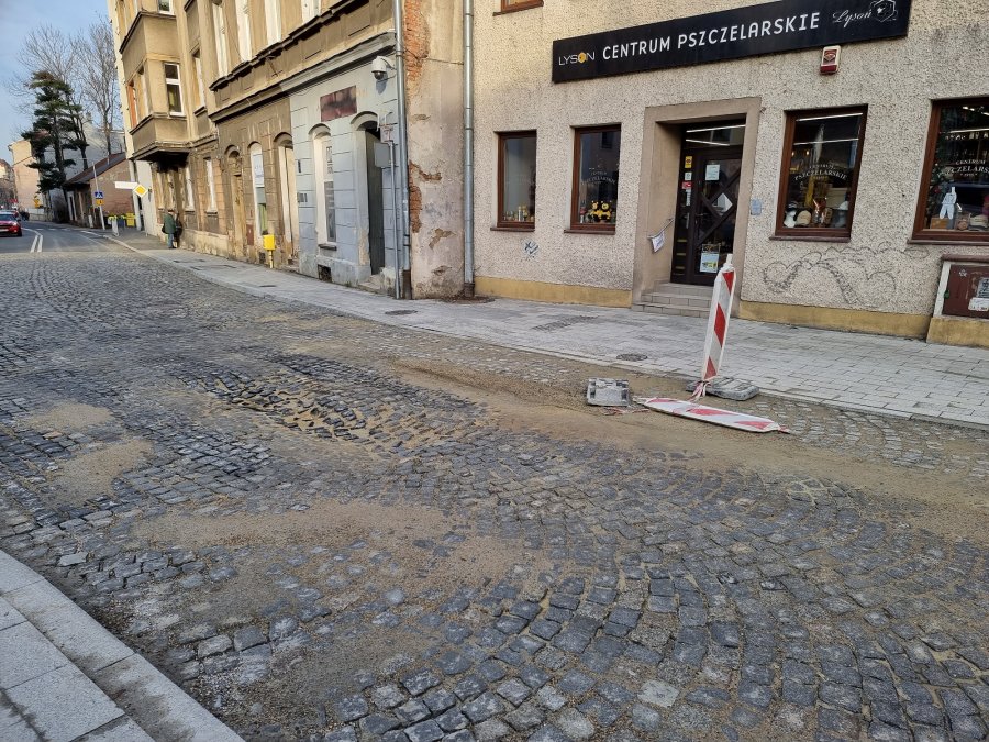Fuszerka w centrum. Po jednym sezonie ulica wymaga kompleksowej naprawy - foto