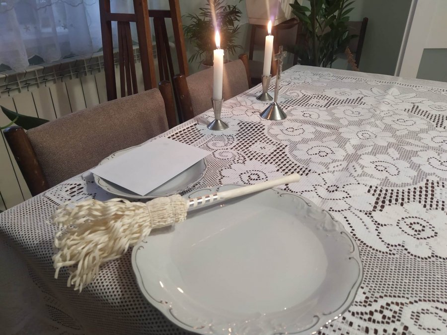Co łaska, ale nie mniej niż... Ile wypada dać księdzu po kolędzie?