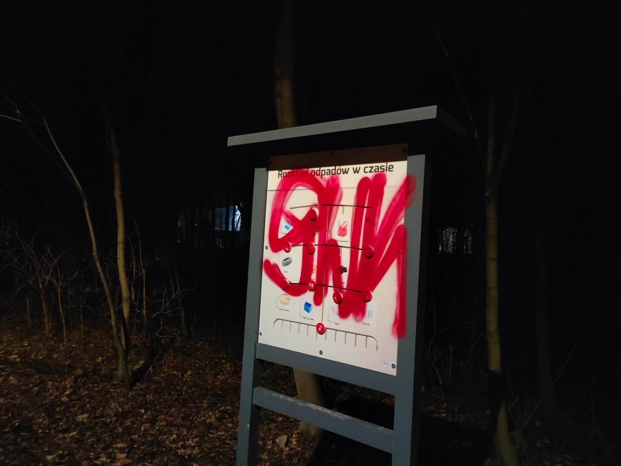 Park zrewitalizowany i już zniszczony. Kolejny akt wandalizmu - foto