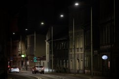 Źle ustawione zegary. Na niektórych ulicach lampy gasną już wieczorem