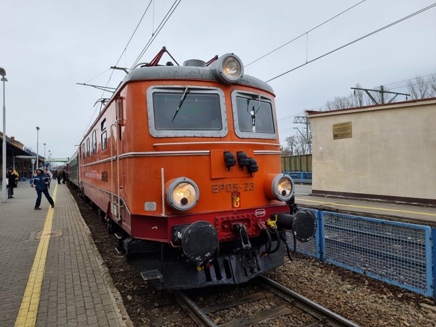 Specjalny pociąg na stacji Bielsko-Biała Główna. Dziś już się takich nie spotyka ZDJĘCIA