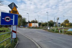 Tragiczny stan przejazdu kolejowego. Na obiecany remont przyjdzie jeszcze poczekać