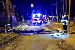 Porwane zadaszenie tarasu i blaszany garaż. Na szczęście nikt nie ucierpiał - foto