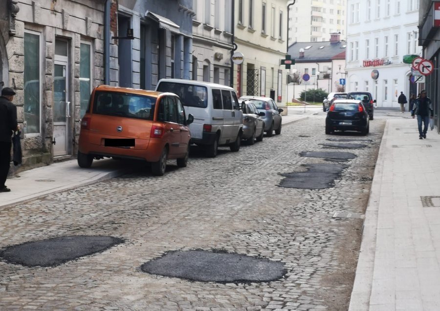 Położyli asfalt na kamienną kostkę. Za wszystkie prace zapłaciła firma - foto