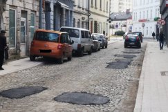 Położyli asfalt na kamienną kostkę. Za wszystkie prace zapłaciła firma - foto