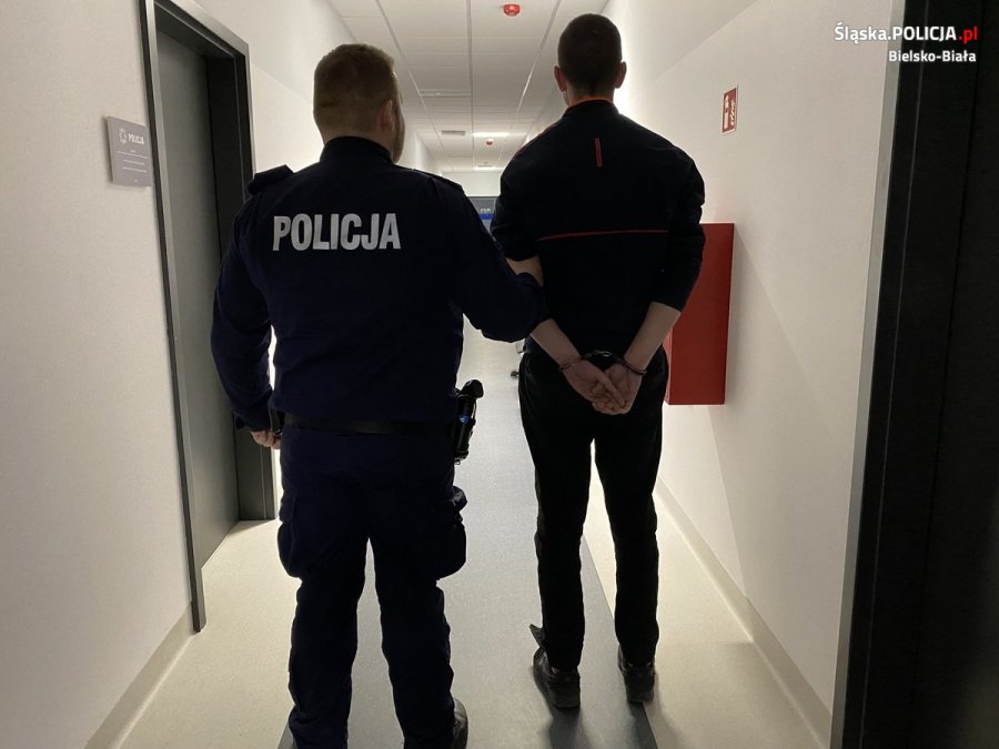 Kłótnia zaczęła się w autobusie. Potem okładali  go pięściami i dźgnęli nożem - foto