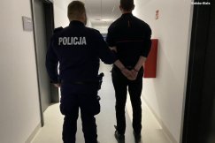 Kłótnia zaczęła się w autobusie. Potem okładali  go pięściami i dźgnęli nożem - foto