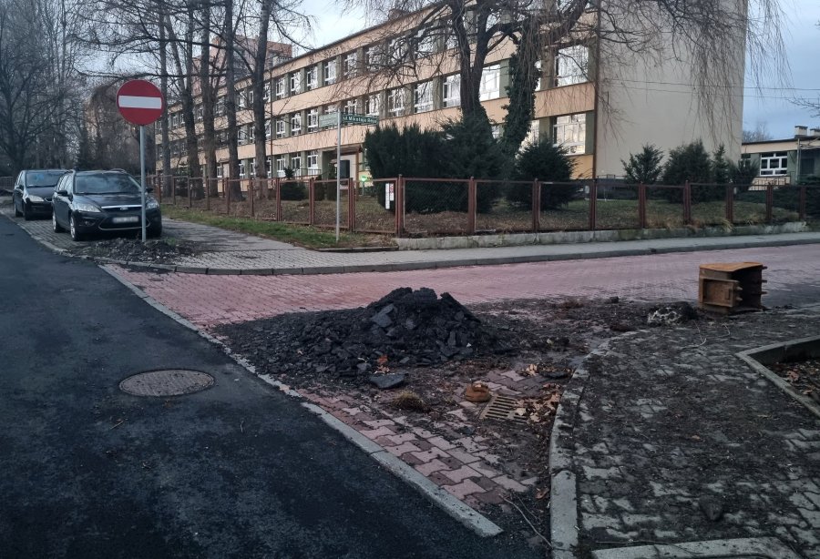 Położyli asfalt i pozostawili bałagan. MZD nie nadzoruje wykonawców? - foto