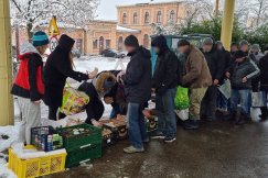 Karmią ludzi na ulicy, teraz są fundacją. Przy dworcu co tydzień kolejka po miskę zupy