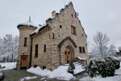 Cudny zameczek w zimowej scenerii. Kiedyś było tam zakładowe przedszkole - foto