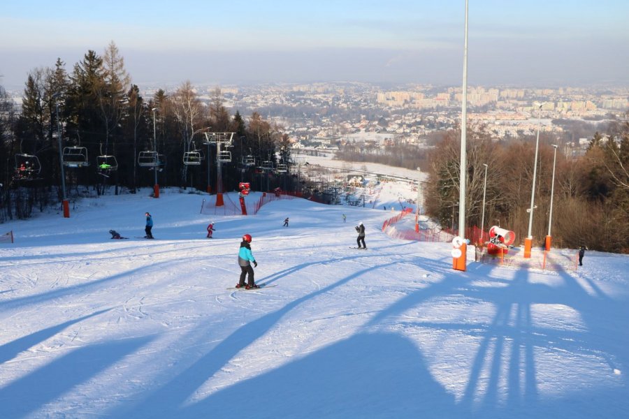 Śnieg dosypany, stok narciarski na Dębowcu od dziś ponownie otwarty - foto