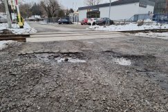 Dziury takie, że można uszkodzić auto. Kiedy zrobią z tym porządek? - foto