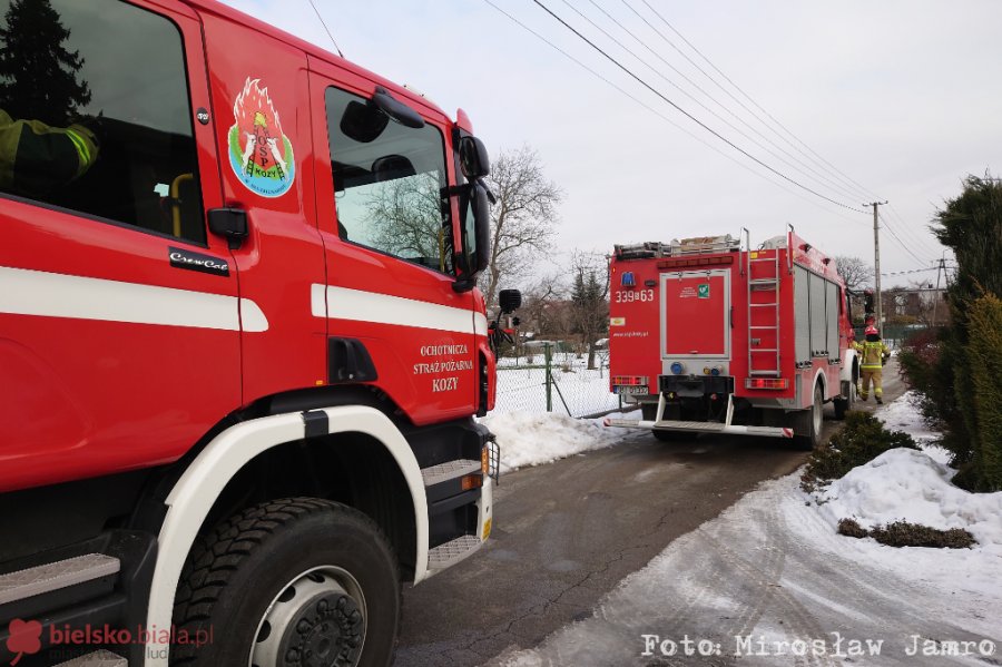 Zgłoszono drżenie i syczenie grzejników. Utrudniony dojazd na miejsce - foto