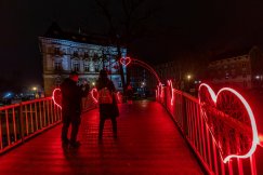 Mostek udekorowany. 90 lat temu nie było zgody w sprawie jego budowy - foto