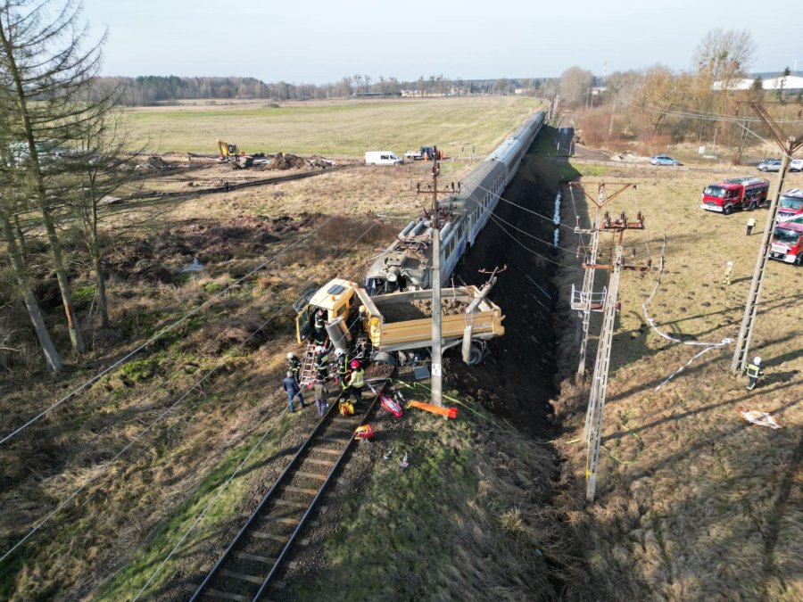 Wypadek pociągu do Bielska-Białej. Doszło do zderzenia z ciężarówką ZDJĘCIA