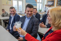 „Medyk” ma prawdziwe laboratoria. Toast wzniesiono dymiącymi drinkami - foto