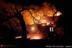 Nocny pożar pustostanu w Hałcnowie. Wokół budynku latał snop iskier - foto