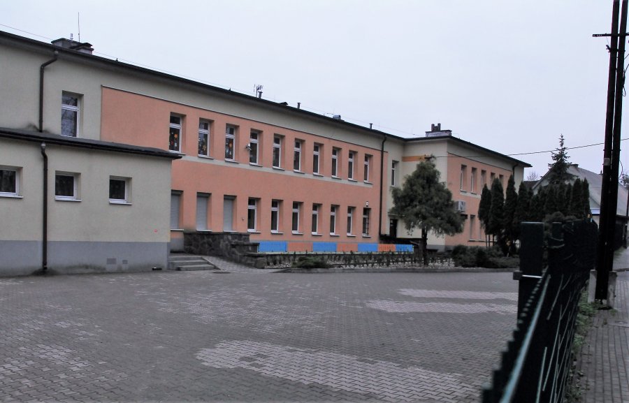 Uderzała w różne części ciała, karmiła aż do odruchów wymiotnych. „Wyrok rażąco łagodny”