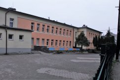 Uderzała w różne części ciała, karmiła aż do odruchów wymiotnych. „Wyrok rażąco łagodny”