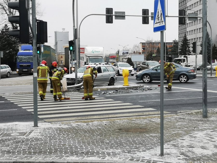 Groźnie wyglądające zderzenie dwóch aut na ruchliwym skrzyżowaniu - foto