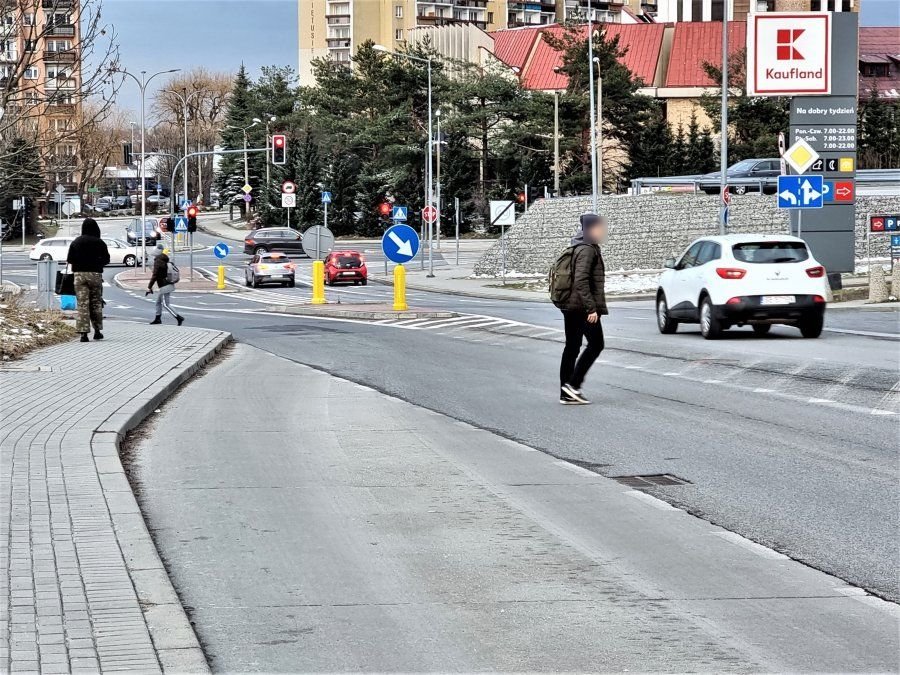 Biegają pomiędzy autami. Lata temu doszło tu do śmiertelnego wypadku - foto